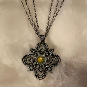 Elegant Silver,Gold and green Pendant Necklace
Triple strand
Renaissance